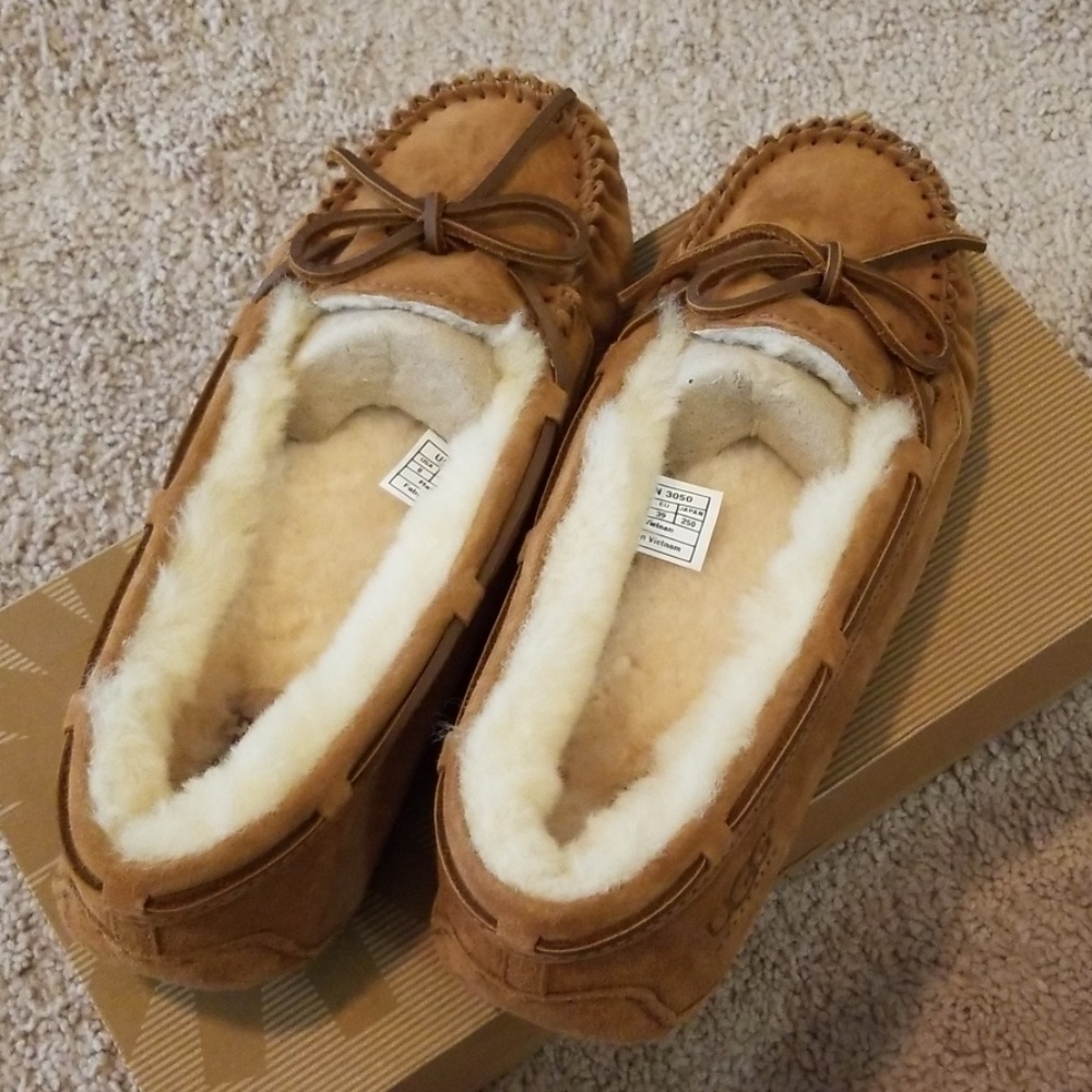 *New* size 8 Ugg Bella Moccasins